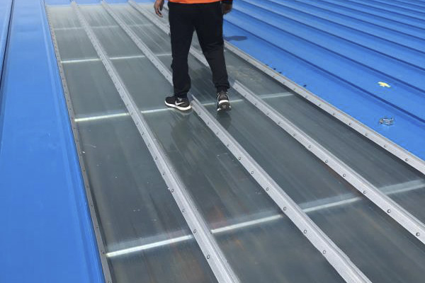 金属锁边采光板安装效果